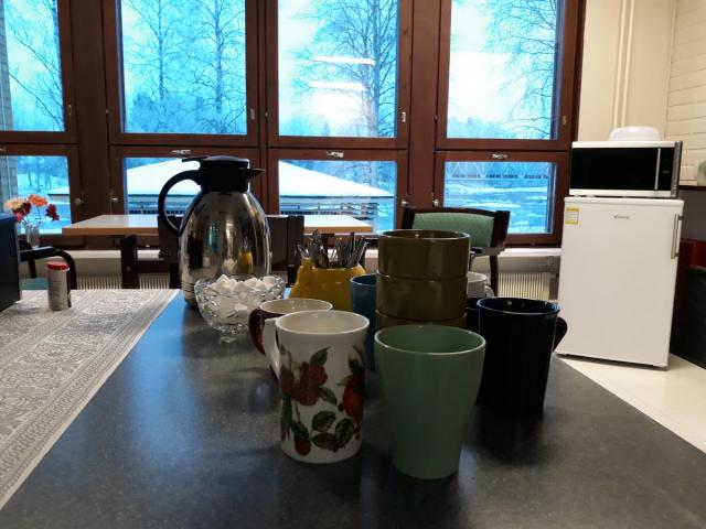 Kahvikuppeja pöydällä