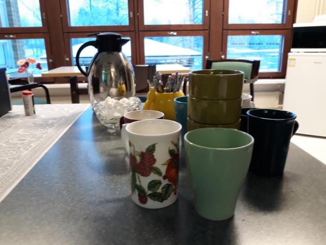 Kahvikuppeja ja termoskannu