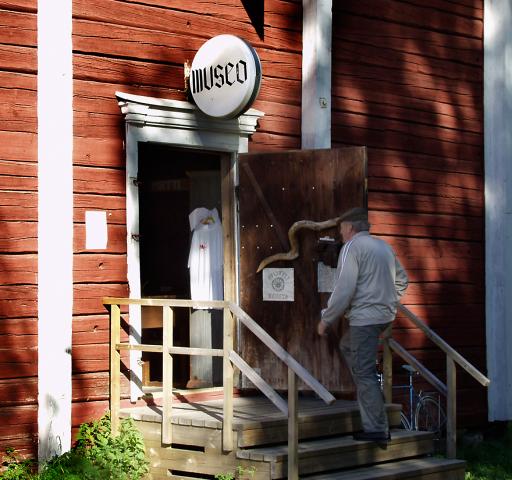 Henkilö menossa Paavolan kotiseutumuseoon