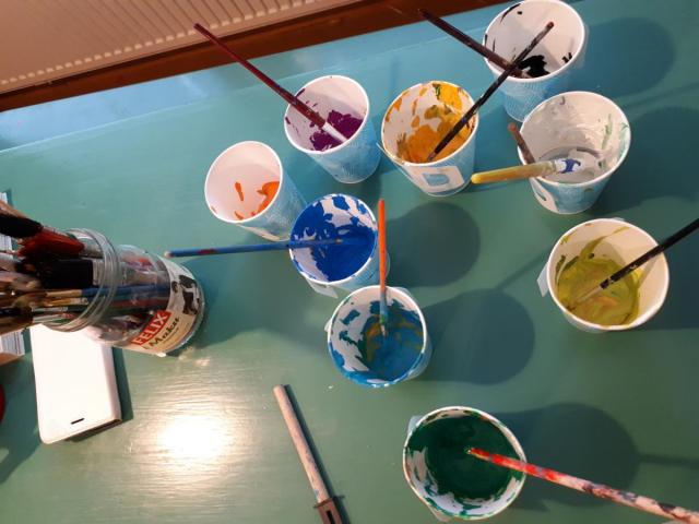 Maalipurkkeja, joissa pensseleitä pystyssä