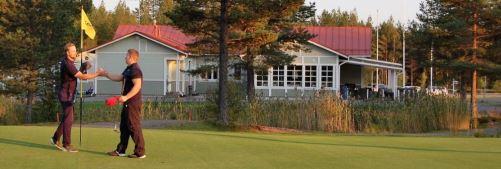 Kaksi miestä kättelee golfpelin jälkeen