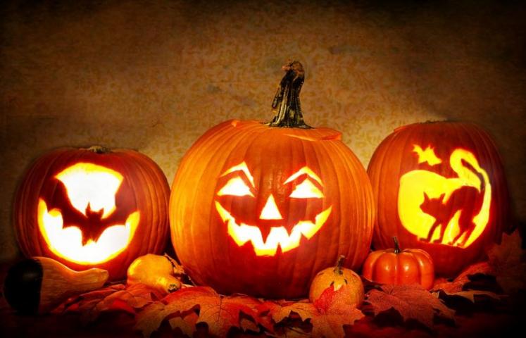 Valaistuja kurpitsoja