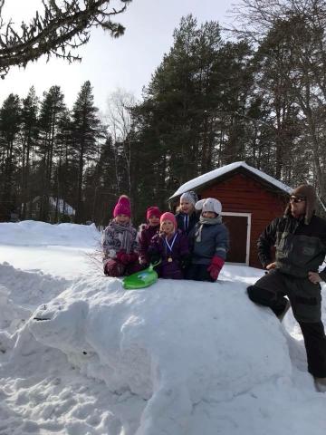 Lapsia lumikasan päällä