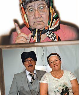 Kuvassa takana vanhempi rouvashenkilö ja edessä hääparin kuva