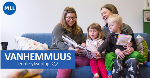 Aikuisia lasten kanssa sohvalla lukemassa
