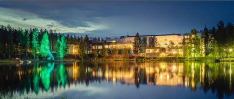 Rokuan kylpylä iltavalossa