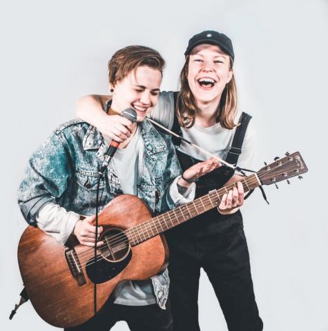 Kuvassa ovat räppiduon tytöt kitaran kanssa