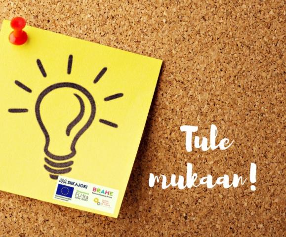 Korkkitaulussa teksti Tule mukaan ja post-it -lappu, jossa lamppu ja hankkeen logot