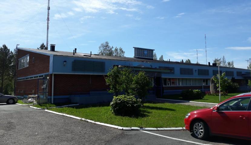 Uusi kunnanvirasto sisäänkäyntiä päin kuvattuna