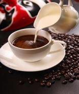 Kahvikuppi ja kermaa nekasta