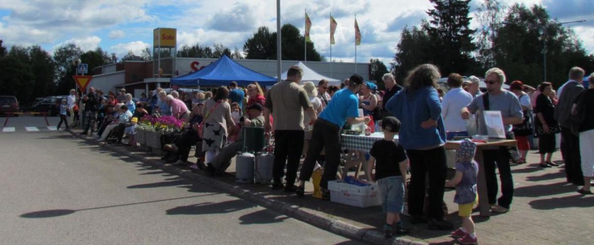 Väkeä pitäjäpäivien toritapahtumassa 2014