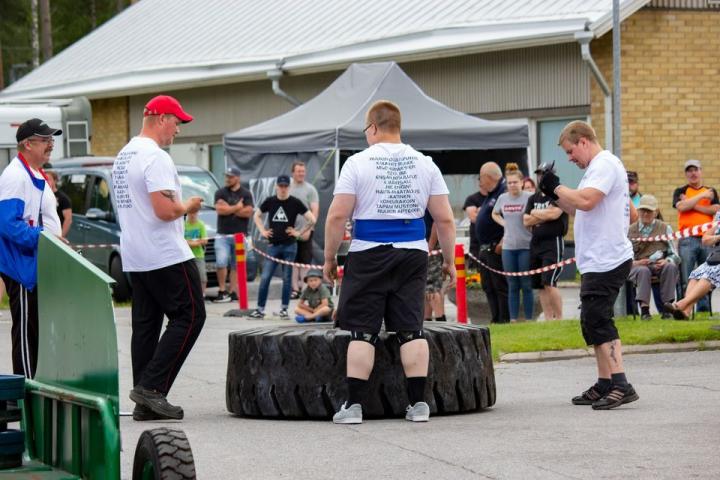 voimamies valmistautumassa suoritukseen