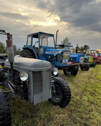 traktoreita rivissä